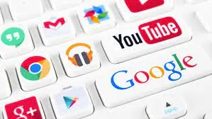 Tastiera con i nomi di diversi motori di ricerca, tra cui Google